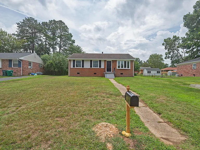 8711 Lakefront Dr — Photo 2