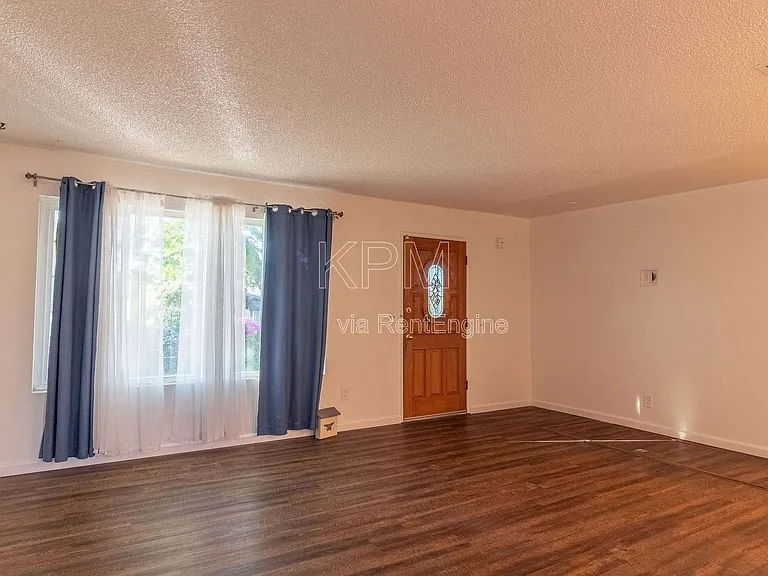 420 E Hampton St #A — Photo 3