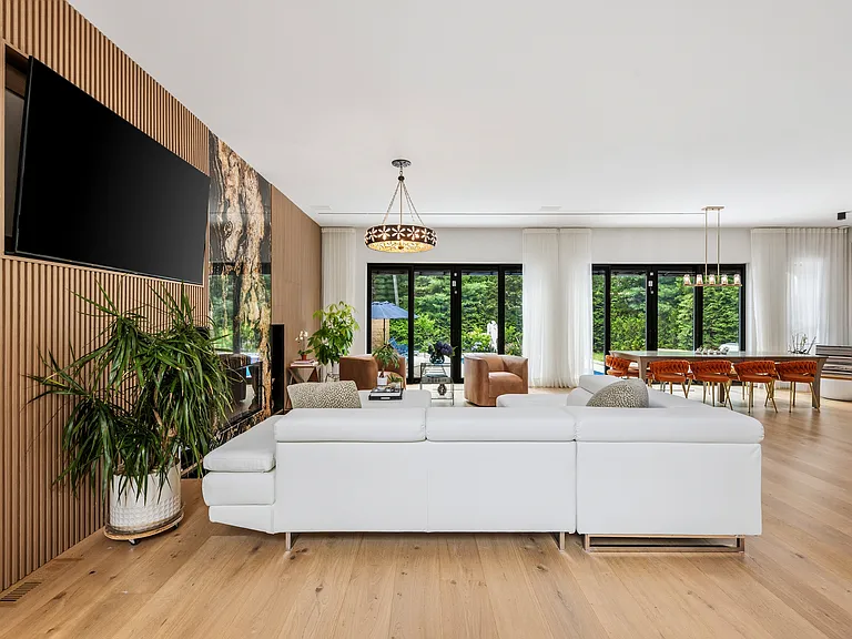 101 Montauk Blvd — Photo 49