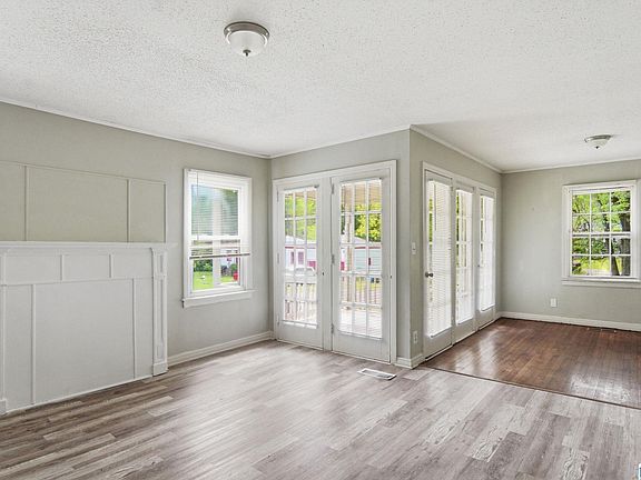 4th image of 900 Meadowbrook Dr