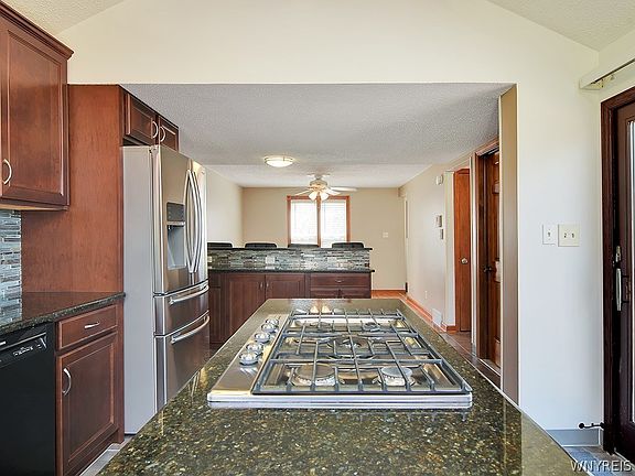 3rd image of 637 Aurora St