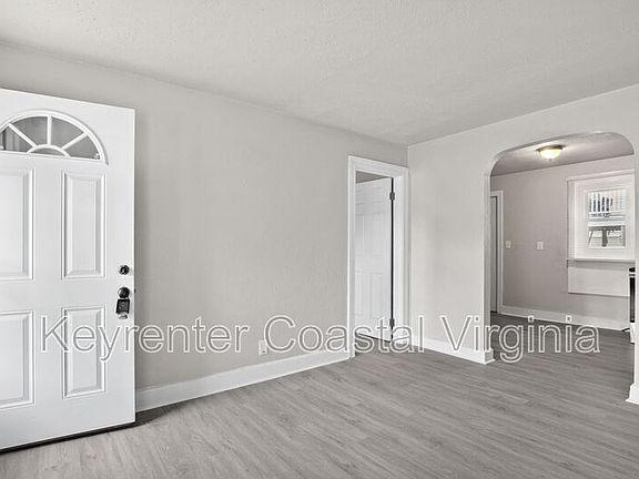 4th image of 9569 6th Bay St Unit B
