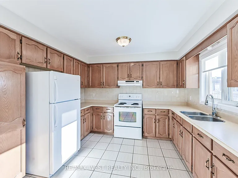 139 Carmen Cres — Photo 11