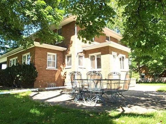 3rd image of 328 W Birchwood St