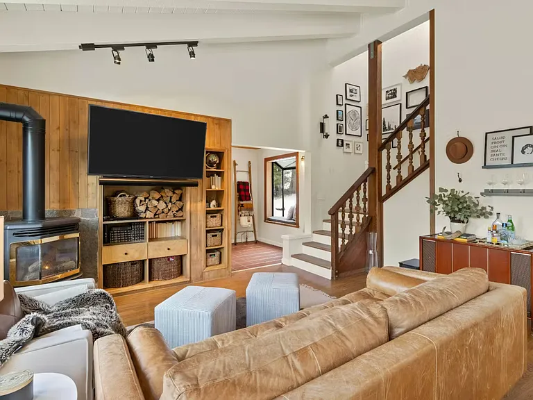 1595 Upper Bench Rd — Photo 3