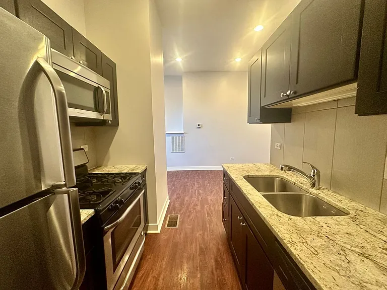 2942 W Montrose Ave #2944-1 — Photo 13