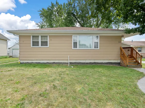 312 2nd St NW, State Center, IA 50247