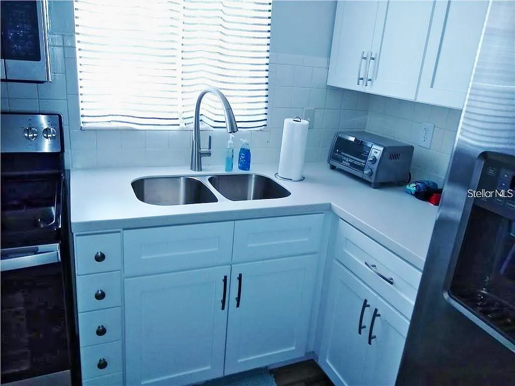 2 bed, 1.0 bath, 733 sqft, $1,200 — Photo 2