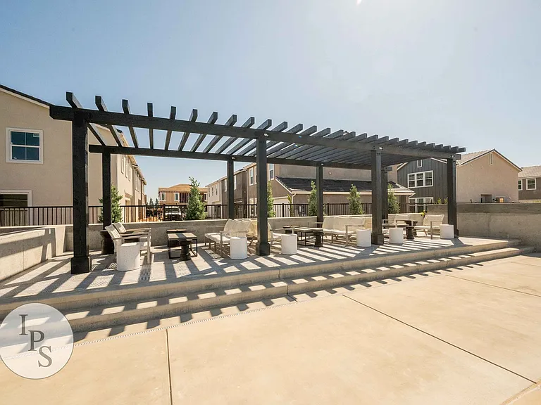 2830 E Tamarind Dr — Photo 36