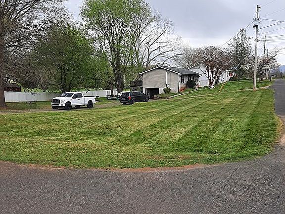 2nd image of 1414 Windsor Dr
