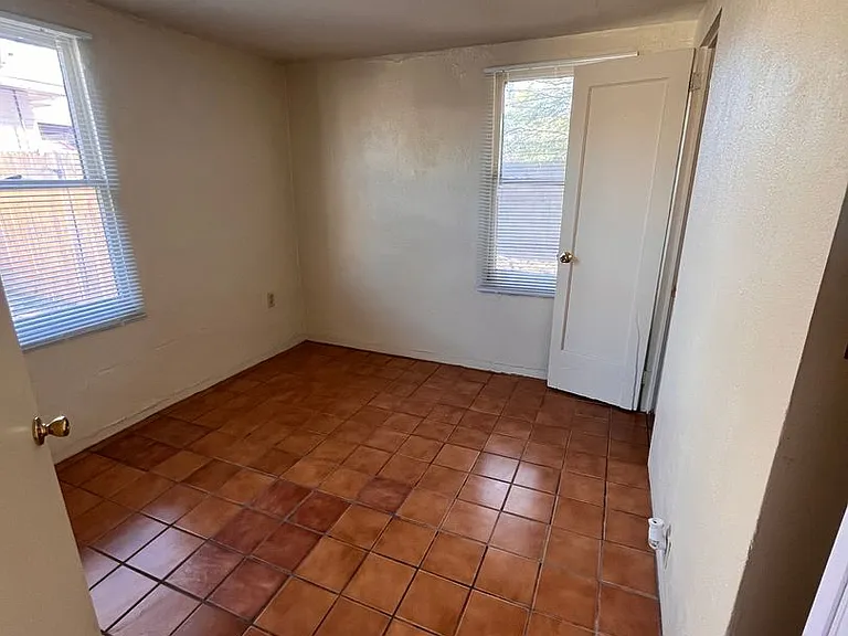 2301 N Northway Ave — Photo 8