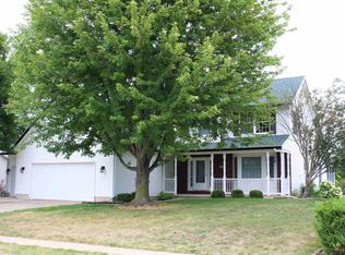 916 Springbrook Ln, De Witt, IA 52742