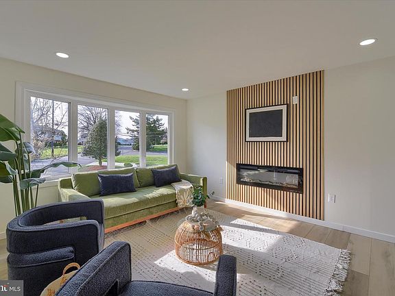 5th image of 490 Sue Dr