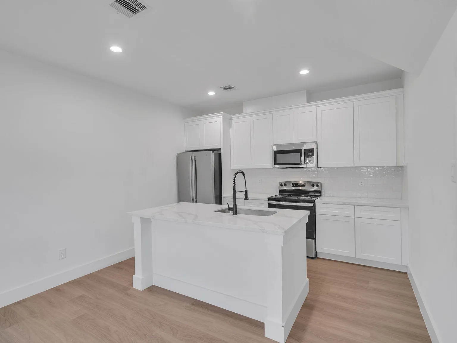 4 bed, 4.0 bath, 1627 sqft, $797 — Photo 4
