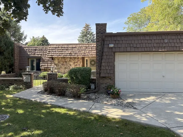 9 Temple Garden Ct, St Charles, IL 60174