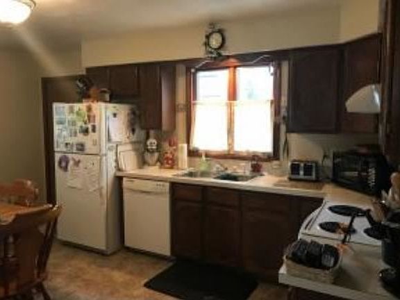 3rd image of 69 Carol Ct