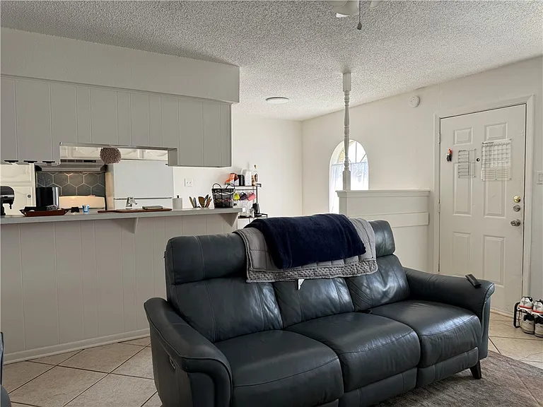 1533 Hillside Dr — Photo 6