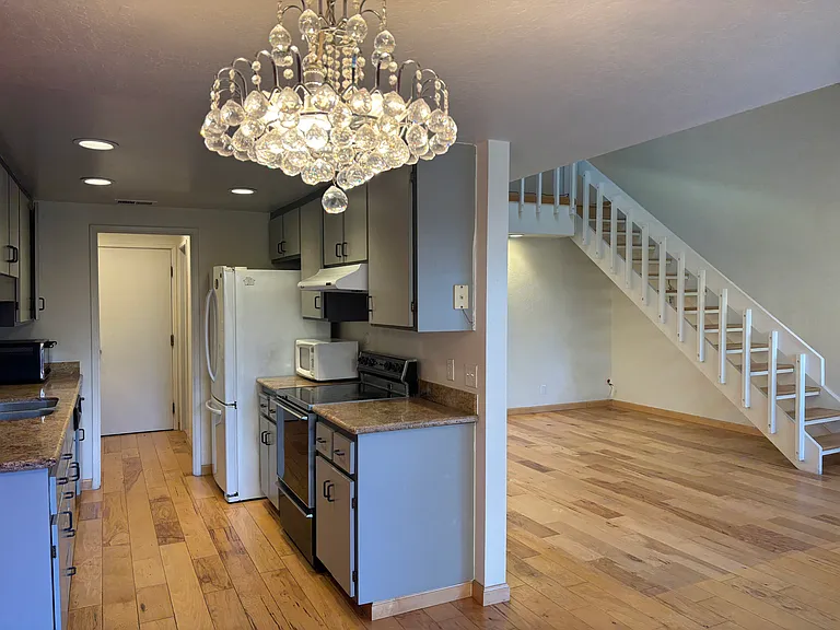 823 Phoenix Ln — Photo 4