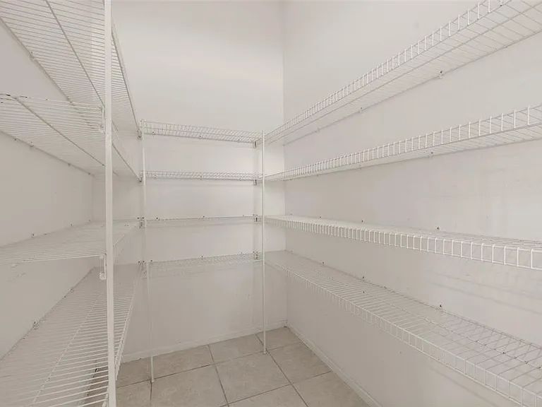 551 Castlemain Cir — Photo 27