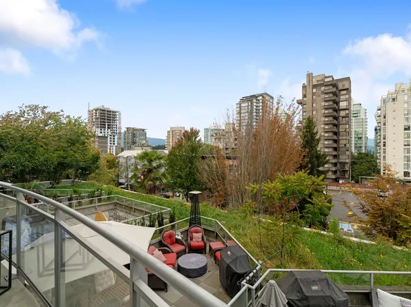 1688 Robson St #306, Vancouver, BC V6G 1C7