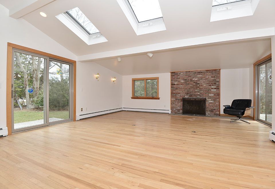 1st image of 10 Beechnut Ct