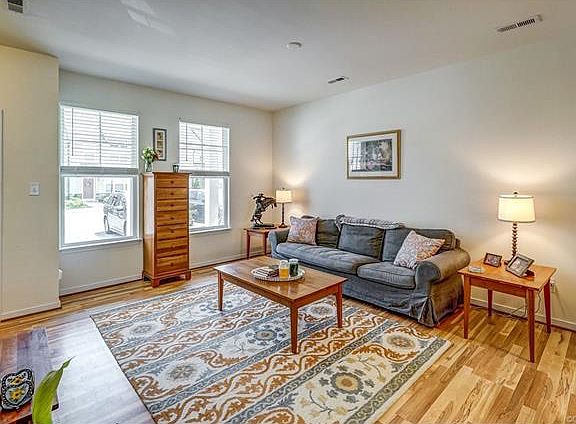 5th image of 8069 Ellendale Dr Unit 8069