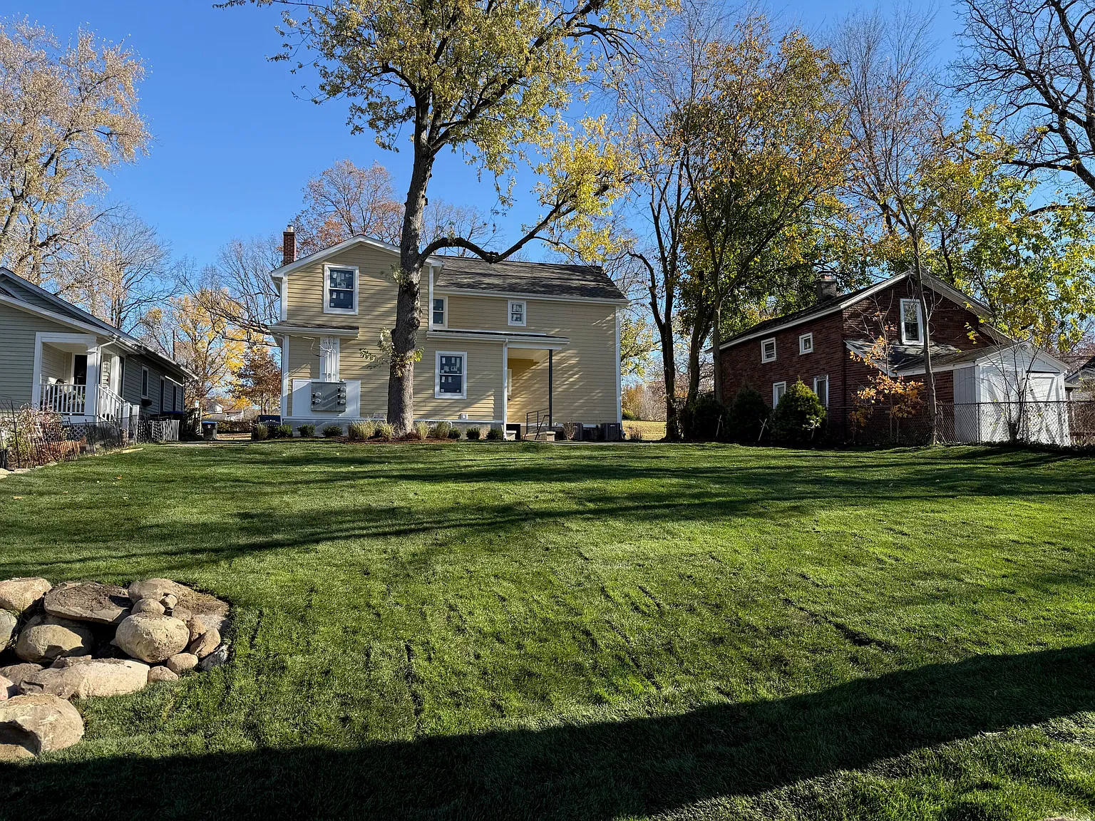 2 bed, 1.0 bath, 800 sqft, $1,800 — Photo 2