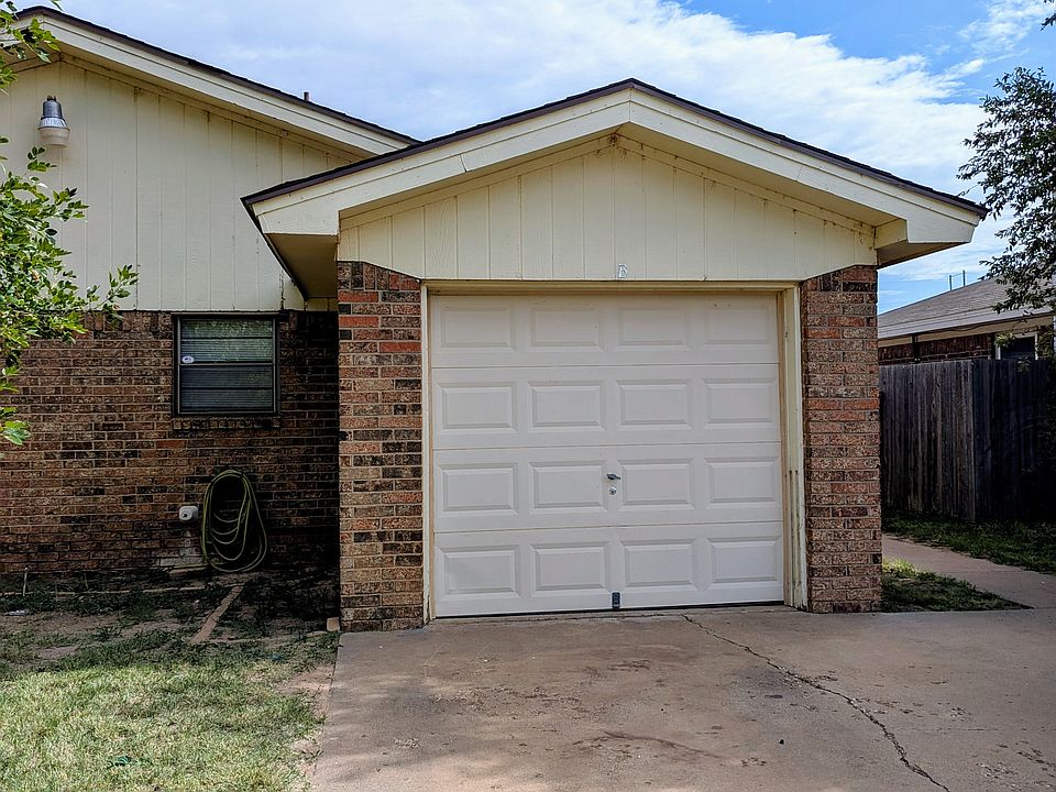 One car garage with clicker.
