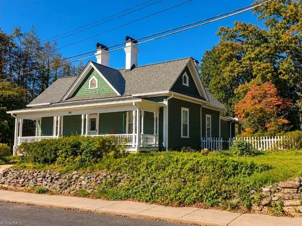 148 W Poplar St, Mount Airy, NC 27030