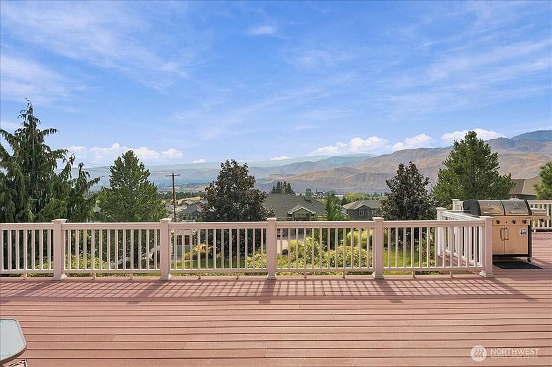 5th image of 905 Golden Crest Drive
