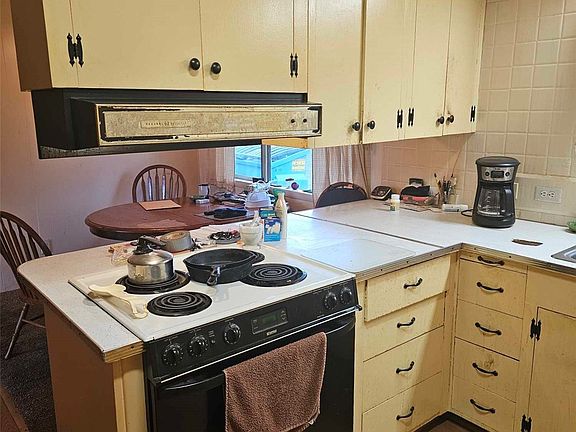 4th image of 609 E Pacific Ave