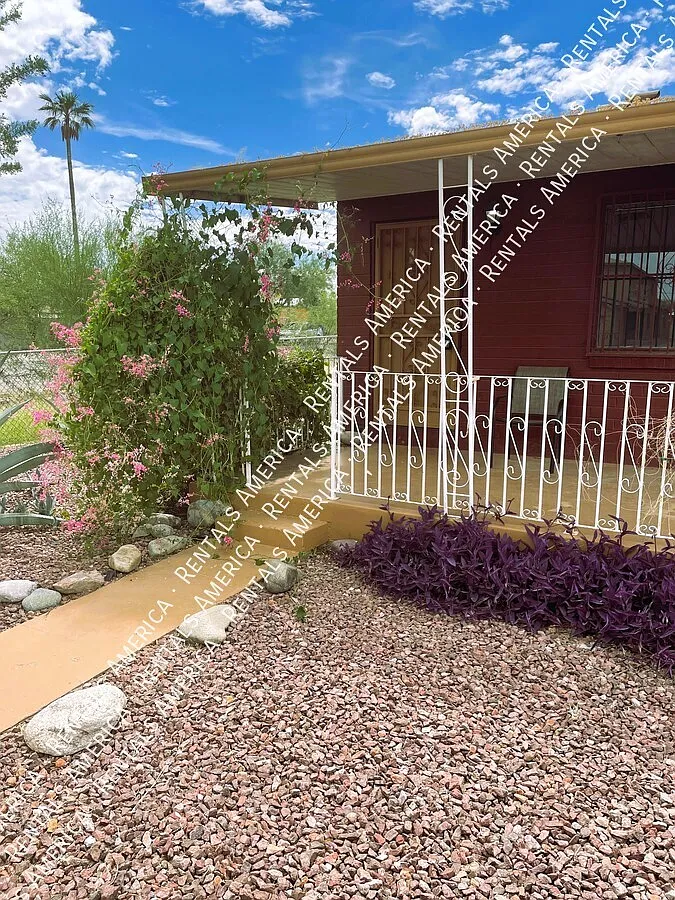 Central location, near U of A, — Photo 2
