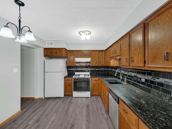 5th image of 13434 Circle Dr #404