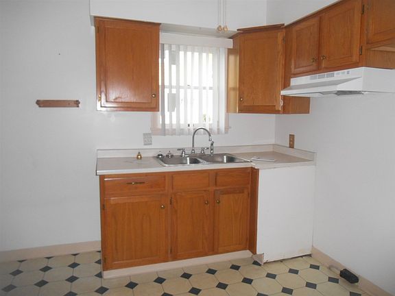 3rd image of 82 Chase St