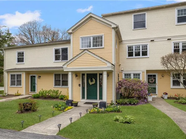 10 Bristol Woods Dr #E, Bristol, RI 02809