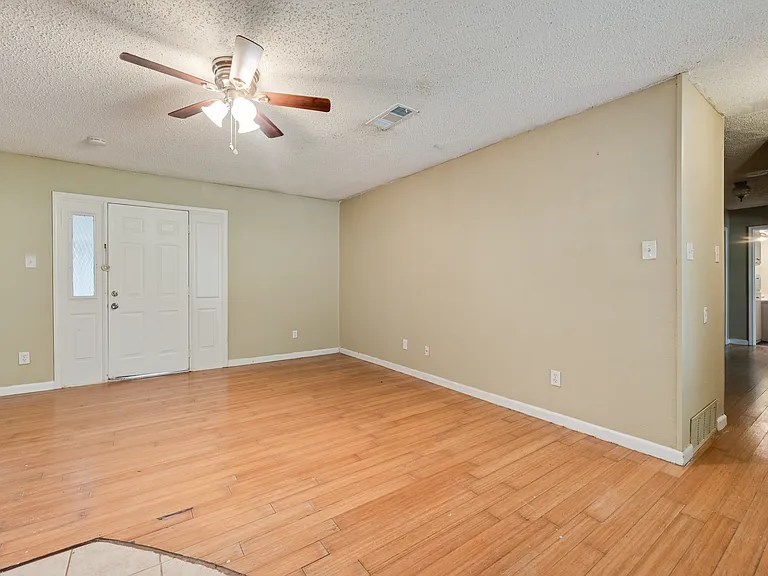 512 E Willow Ln — Photo 13