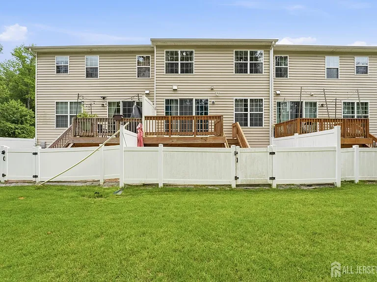 105 Pearce Ln S — Photo 2