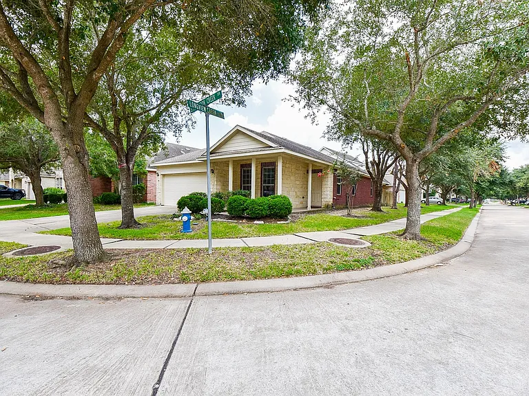 6014 Starbrook Creek Dr — Photo 2