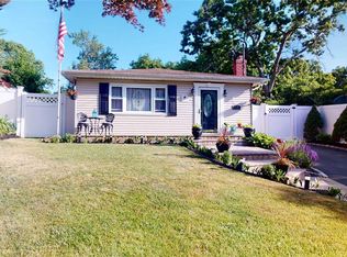 72 Ridgewood Ave, Selden, NY 11784