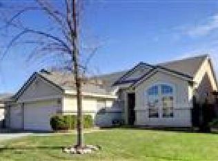 2418 Walnut Oaks Ln, Carmichael, CA 95608