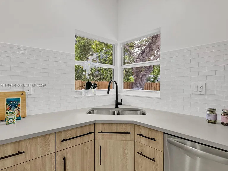 1371 NE 115th St — Photo 19