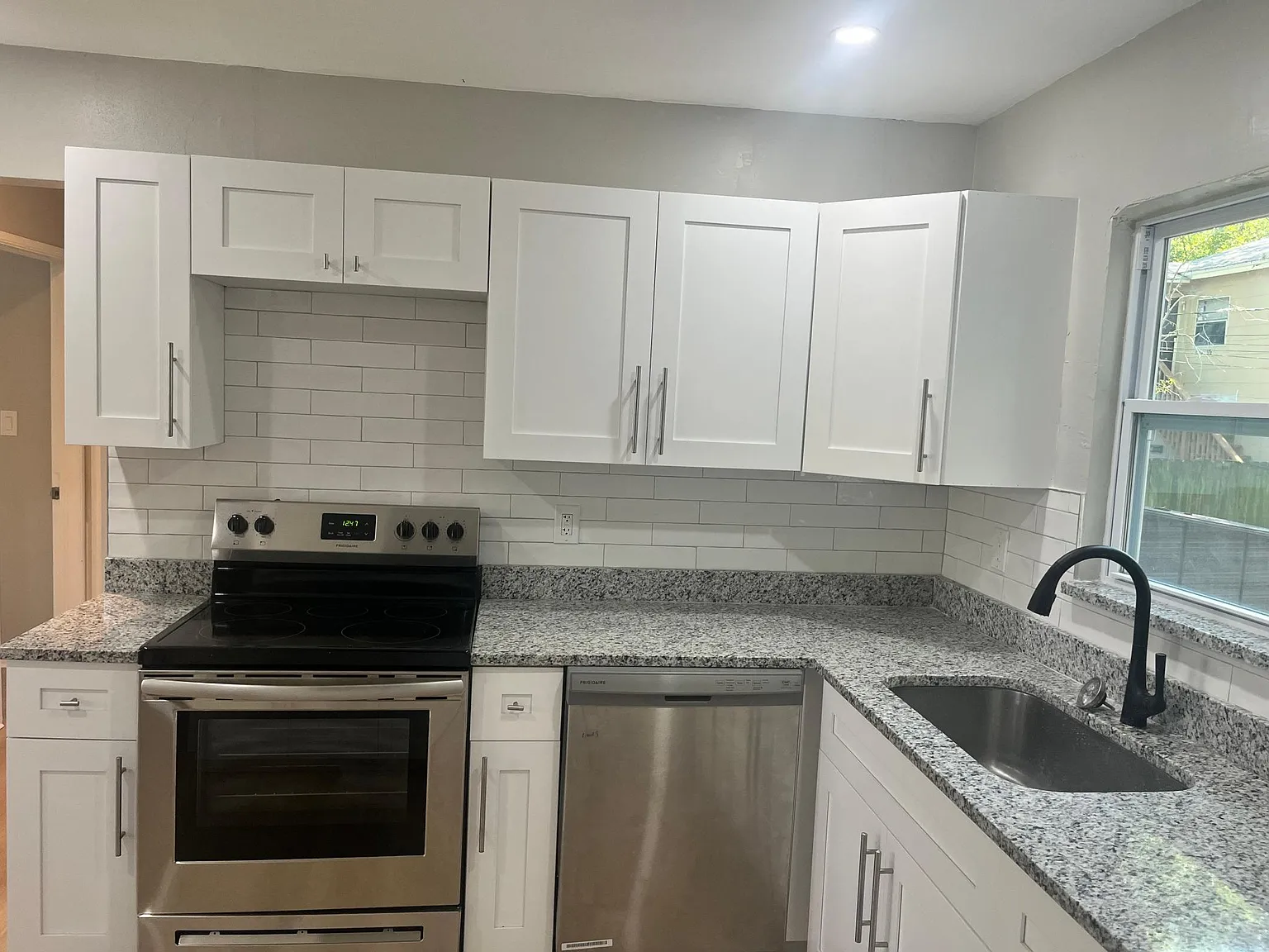 3 bed, 1000 sqft, $2,390 — Photo 3