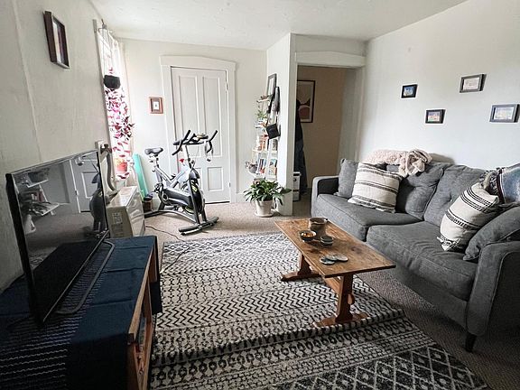 Living towards entry & closet.
HAS NEW FLOORING NOW