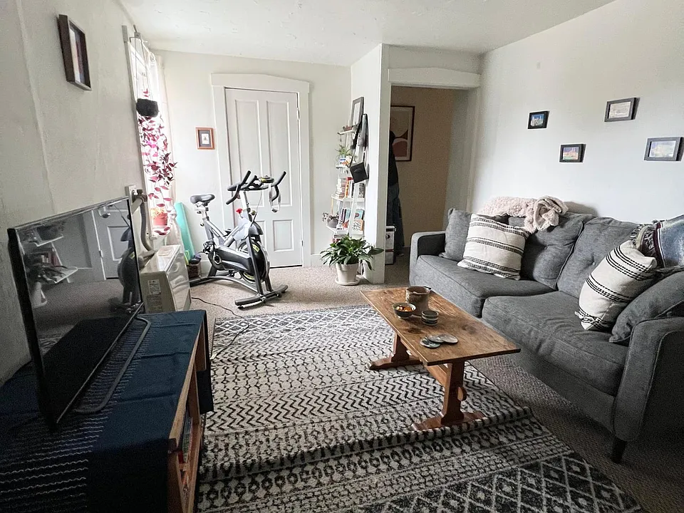 Living towards entry & closet.
HAS NEW FLOORING NOW