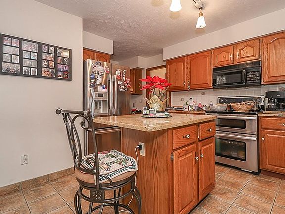 4th image of 6640 Queens Way