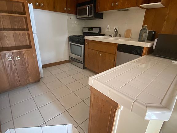 3rd image of 660 N Doheny Dr APT 4