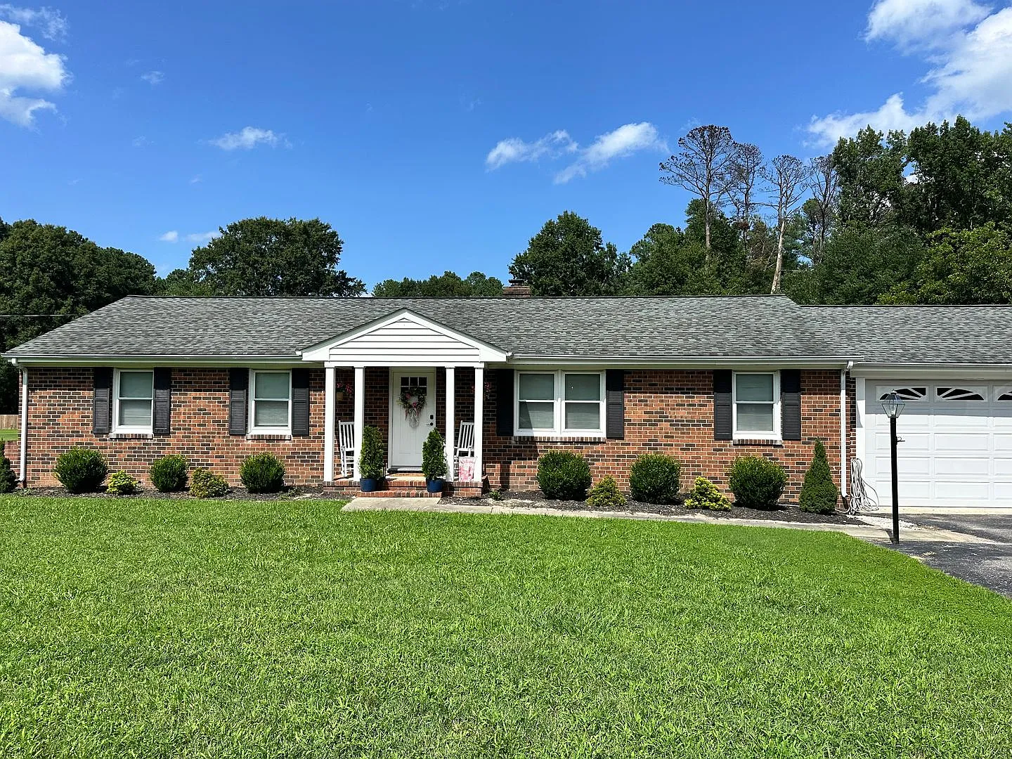 Beautiful brick rancher on over 1.5 acres — Photo 1
