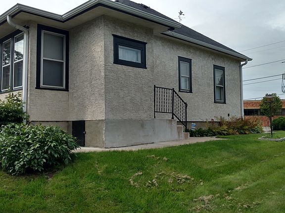 3rd image of 666 Parkway Dr