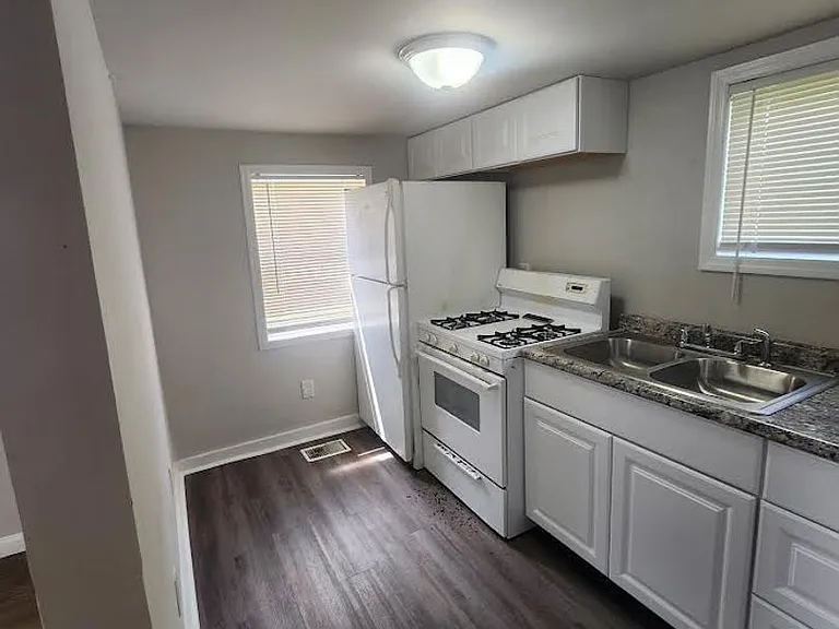 565 S Webster Ave — Photo 3