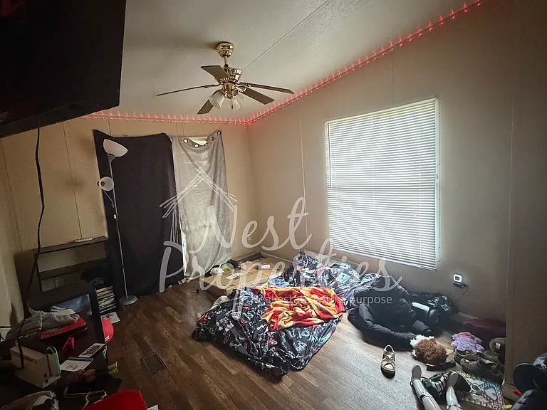 560 Mack St — Photo 9